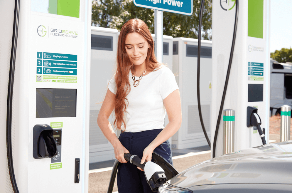 EV an der Ladestation aufladen